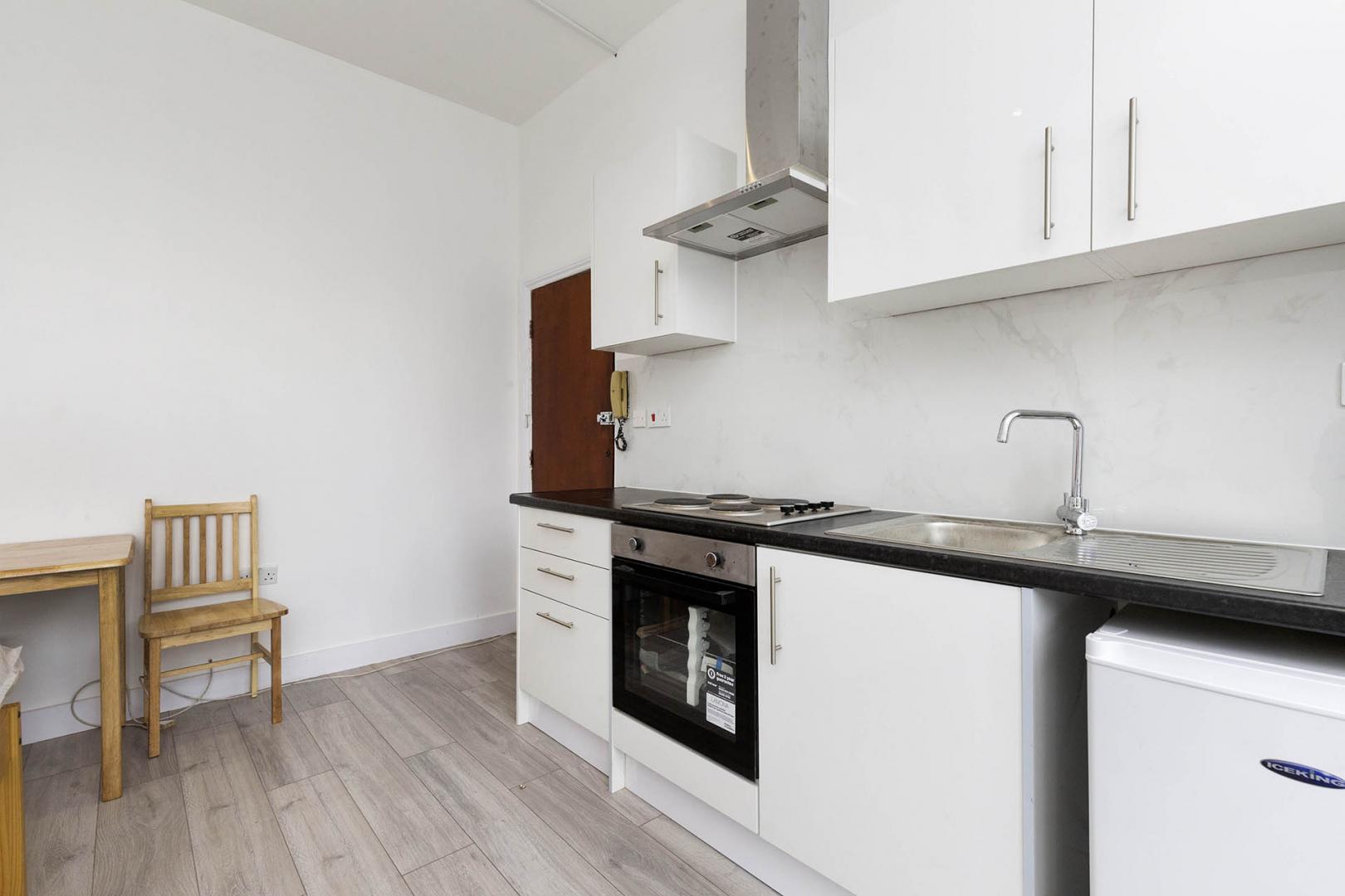 **Inclusive of Council tax, Gas+ Water** Ash Grove , Cricklewood (Inclusive of Council tax, Gas+ Water)